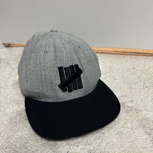 UNDEFEATED 5 STRIKE GRAY & BLACK ADJUSTABLE BACK HAT SNAPBACK